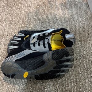 Men's Black/Grey Minimalist Running Shoes